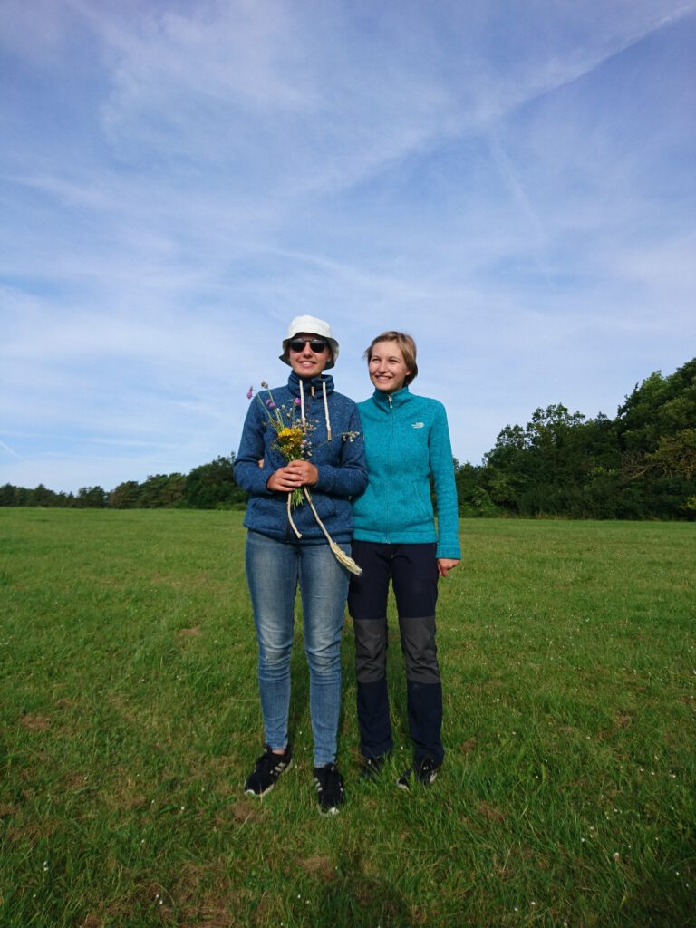 Lenja gratuliert ihrer Schwester Belana zur A-Prüfung