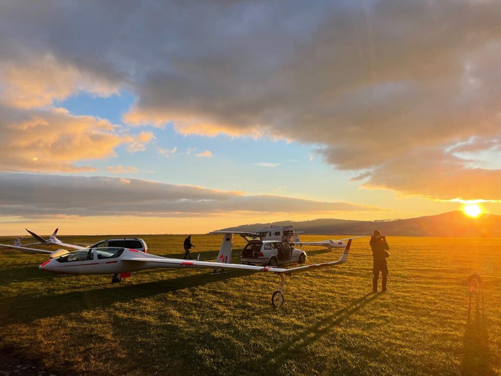 Startaufbau am Morgen, das doppelsitzige Hochleistungsflugzeug DG1000 des Fliegerklubs Brandenburgs (Foto Max Michaelis)