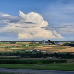 ASK21 vor einer kleinen Wolke